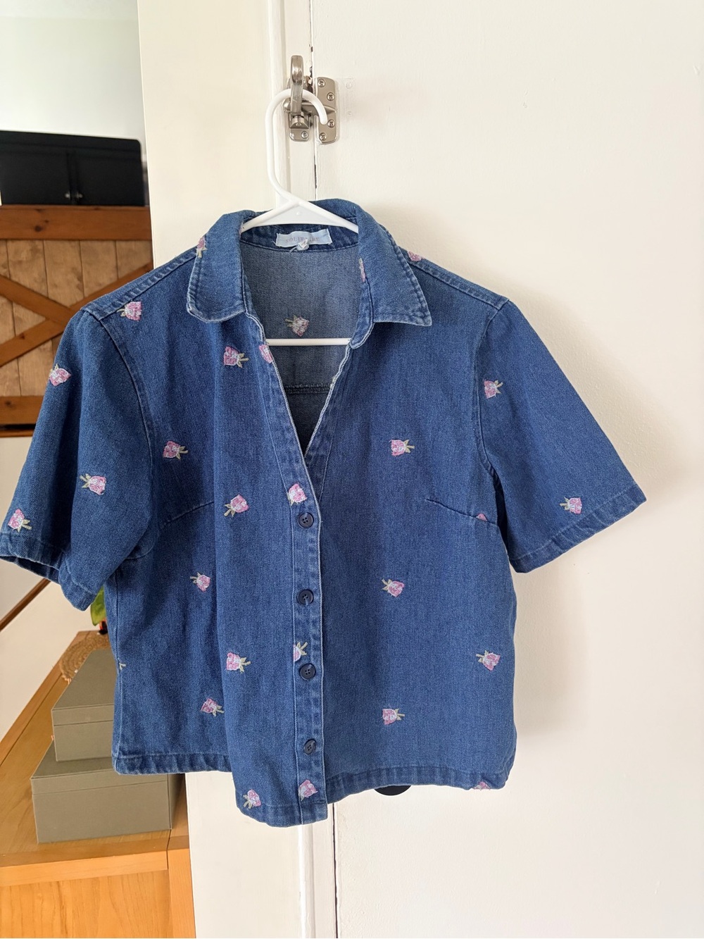 Solitaire Blue Denim Short-Sleeve Button-Down Shirt with Pink Rose Embroidery